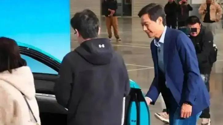 网友最关心的不是车 是雷总去哪开门