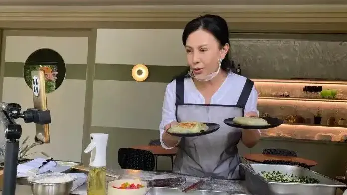 女演员朱晏卖韭菜盒子？本人回应