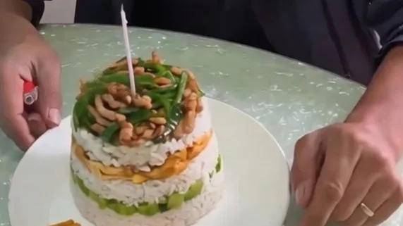 妻子用米饭炒菜给丈夫做生日蛋糕