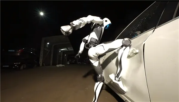宇树 H2-X 机器人演示抬车救人,话题登上微博热搜