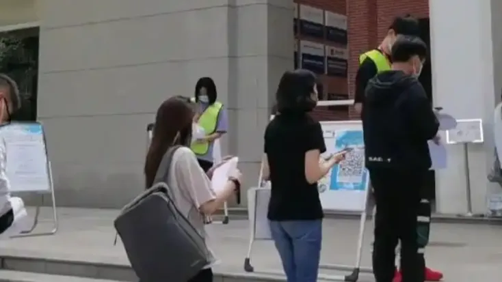 雅思考试取消考生在考场外大哭