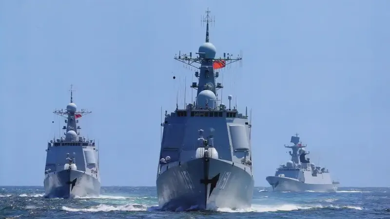 菲军舰“跟踪”辽宁舰？全世界都笑了