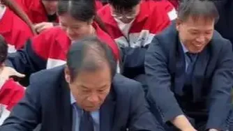学生抢零食解压 班主任带头抢出残影