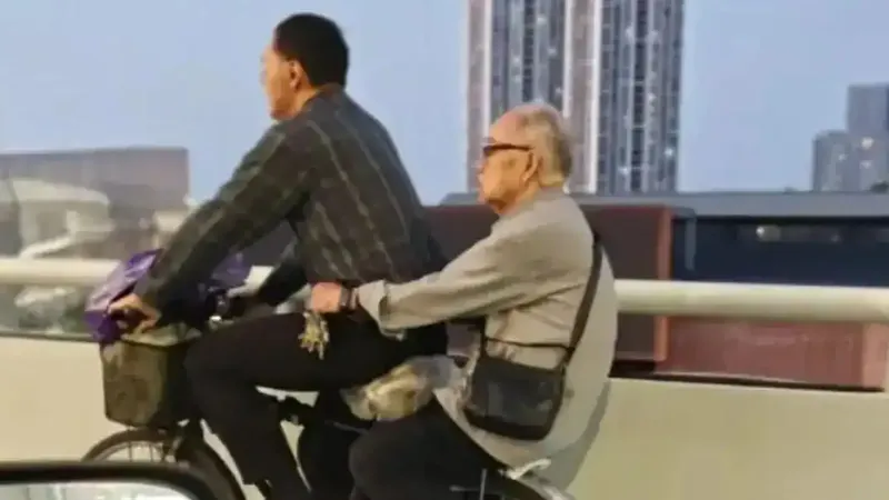 中年男子骑车载白发老人看哭网友