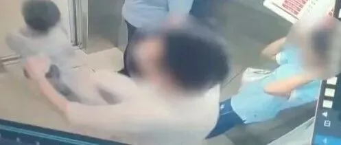 自闭症男童电梯被踹飞 当地妇联回应