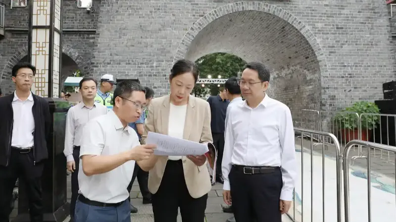 区委书记逐一核查值班人员是否在岗