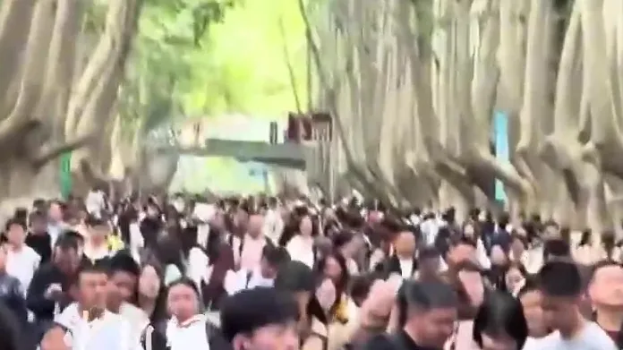 国庆第一天各地开启“人从众”模式