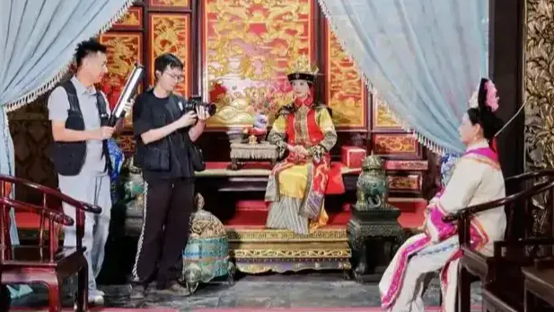 年轻人在横店演反派 阿姨们演娘娘