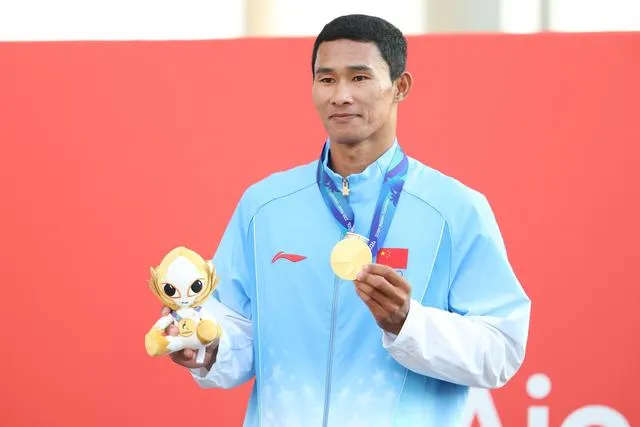 闭幕式中国旗手 毕焜