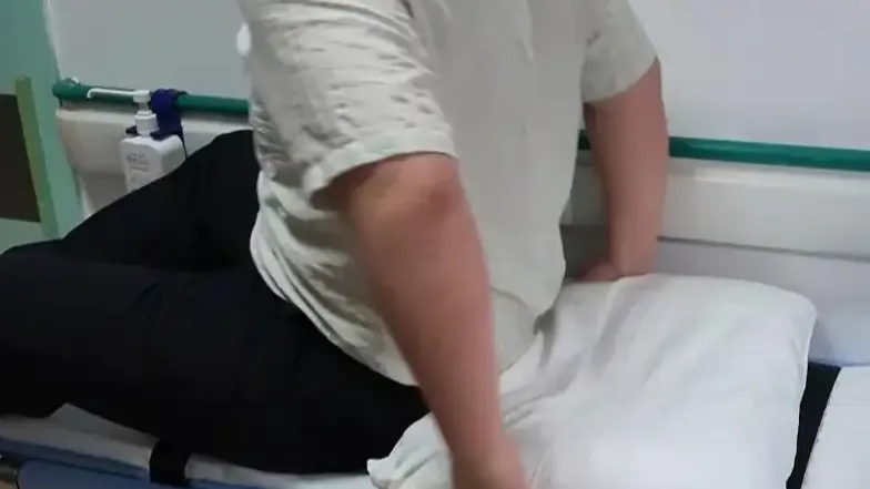 30岁男子跟风垫腰睡突发截瘫
