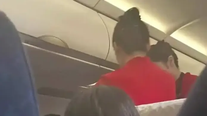 婴儿飞机上全程哭闹 乘客无一人抱怨