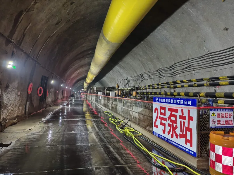 西昭高速金阳隧道贯通，为国内穿越地层最多隧道