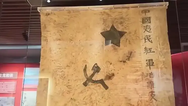 队旗缝进百褶裙夹层