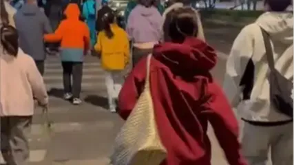 为看升旗 天安门前长队一眼望不到头